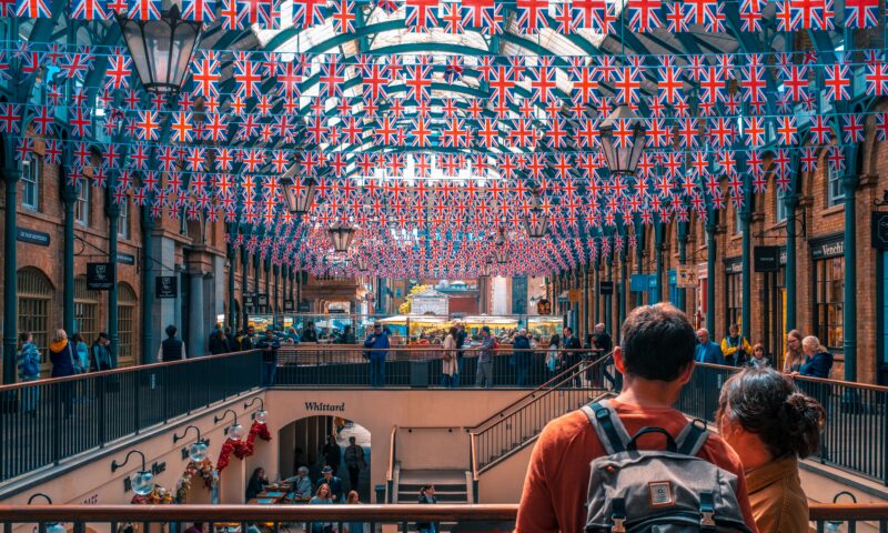Mercado de Covent Garden com bandeiras